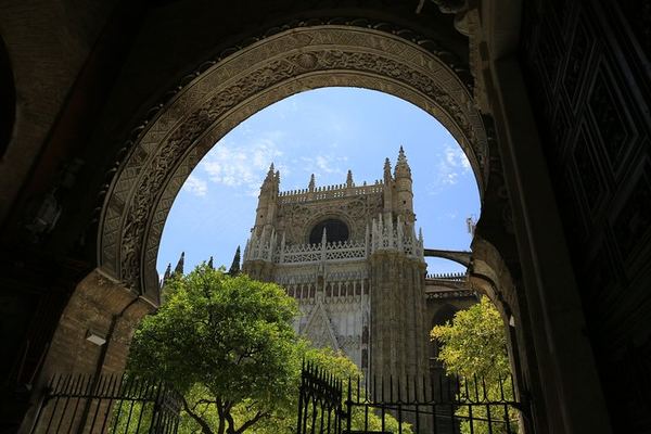 Alcázar and Cathedral with Named Tickets: Bring Your Original ID
