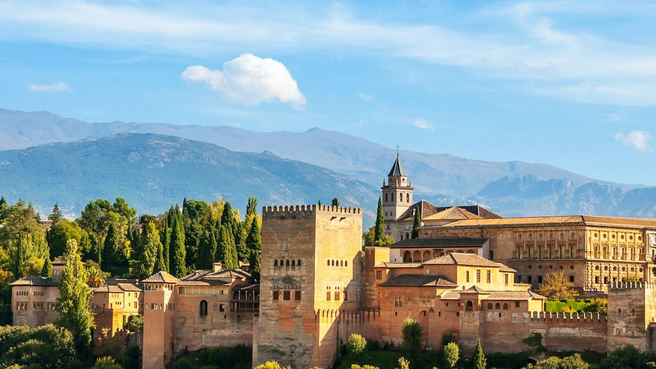 Alhambra Skip-the-Line Guided Tour, Out of the Andalusian Sun