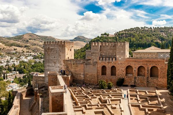 Alhambra Guided: the Fortress Walls and the Last Nasrid Sultans