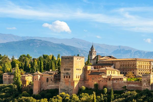 Alhambra Skip-the-Line Guided Tour, Out of the Andalusian Sun