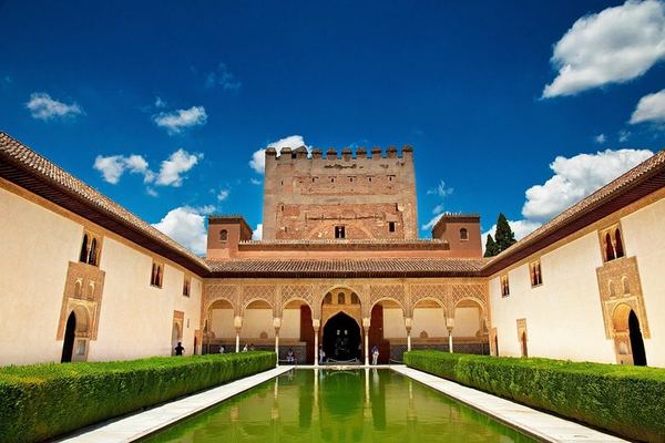 Alhambra Small Group: the Water System, the Medina and the Nasrid Palaces