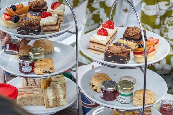 Afternoon Tea Bus Tour and the Buckingham State Rooms