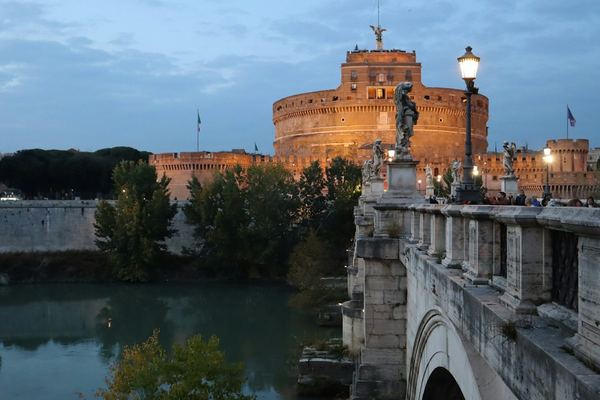 A Guide Through the Frescoed Halls, the Armoury and the Secret Passages
