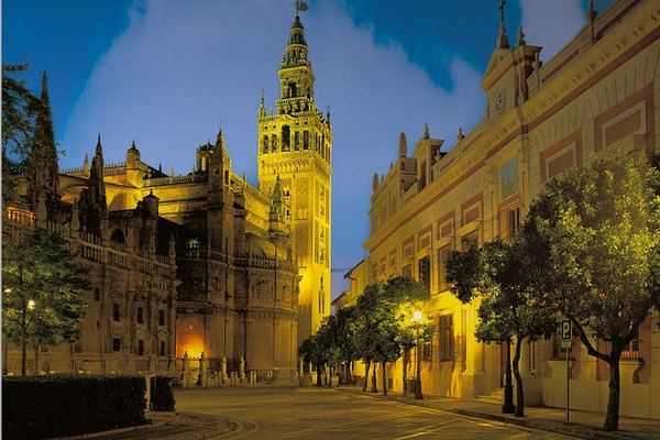 Private Seville Walk with Santa Cruz, Plus Optional Tapas or Flamenco