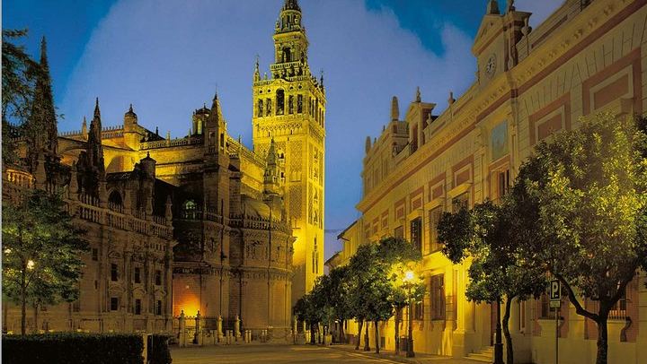 Private Seville Walk with Santa Cruz, Plus Optional Tapas or Flamenco