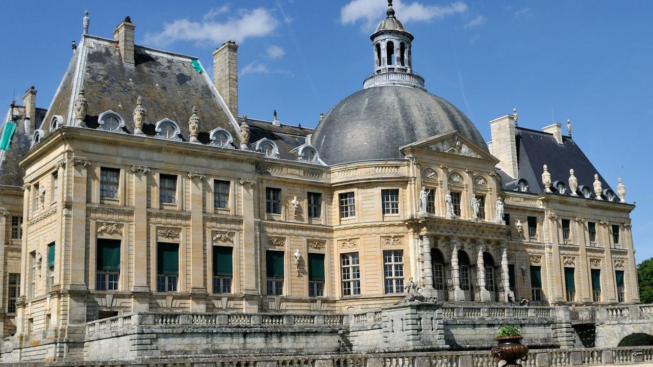 Vaux-le-Vicomte 3D Audio Guide and Fontainebleau in Costume, from Paris