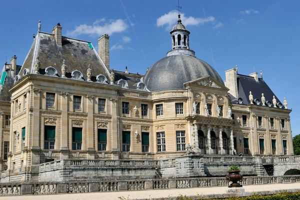 Vaux-le-Vicomte 3D Audio Guide and Fontainebleau in Costume, from Paris