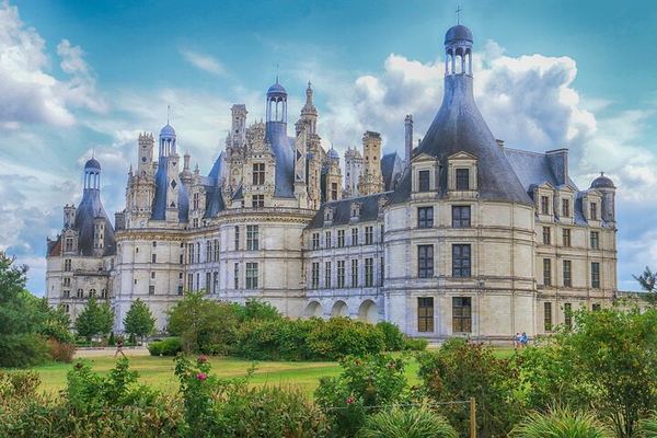 Chenonceau, Chambord and Vouvray Tasting in a Limestone Cave Winery