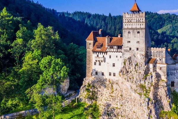 Buy the Peleș Ticket Between a Week and 30 Days Before, Not Sooner