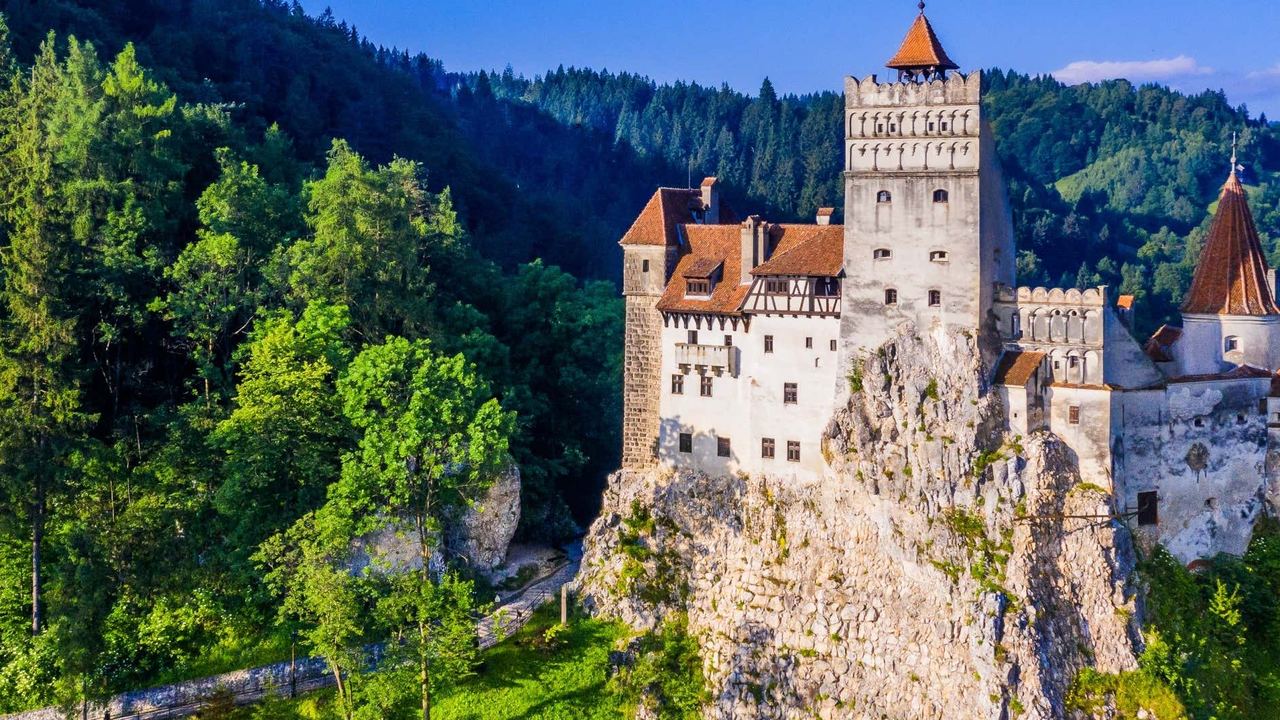 Buy the Peleș Ticket Between a Week and 30 Days Before, Not Sooner