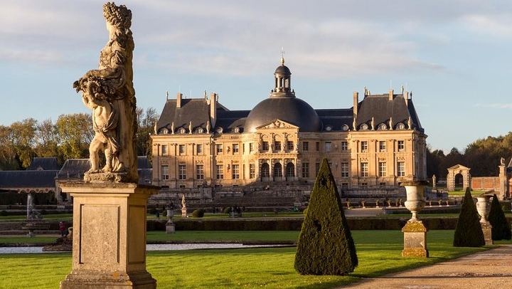 Vaux-le-Vicomte, Fontainebleau and a Photo Stop at Blandy-les-Tours