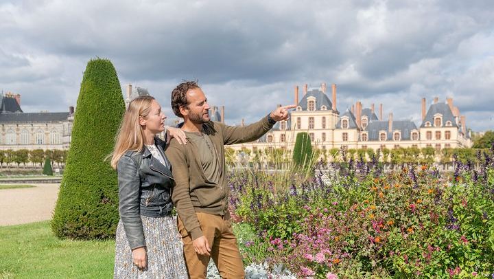 Vaux-le-Vicomte and Fontainebleau by Coach with Audio Guides Included