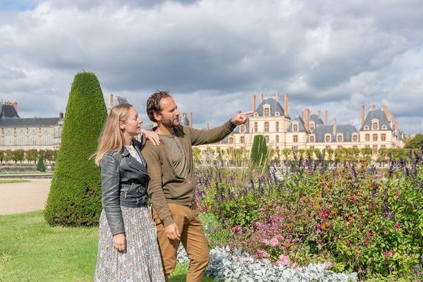 Vaux-le-Vicomte and Fontainebleau by Coach with Audio Guides Included