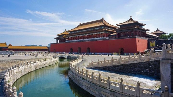 Nine Hours, Four Imperial Sites, and the Pearl Market in Between
