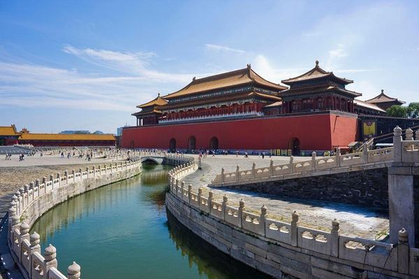 Nine Hours, Four Imperial Sites, and the Pearl Market in Between
