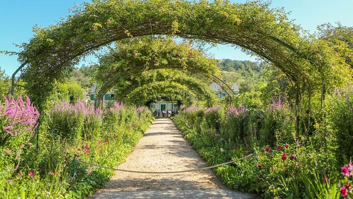 Giverny and Versailles with Lunch at the Moulin de Fourges
