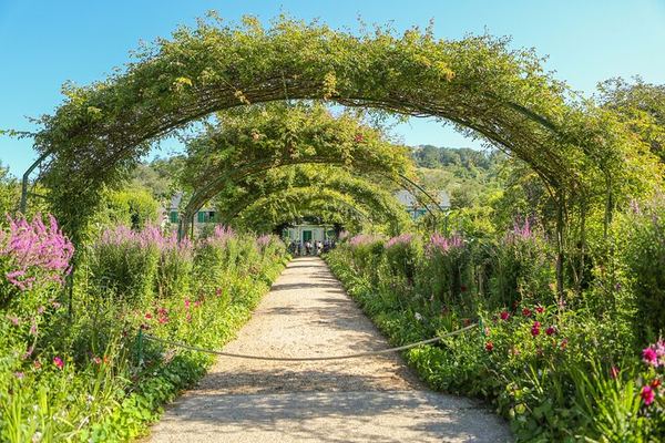 Giverny and Versailles with Lunch at the Moulin de Fourges