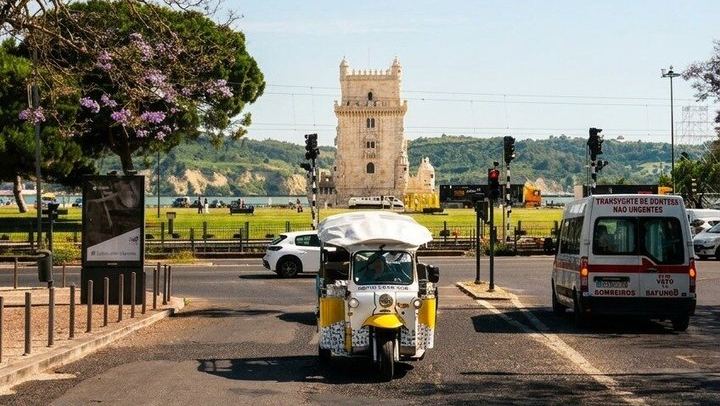 Two Hours by Private Electric Tuk-Tuk, Downtown to Belém and Back