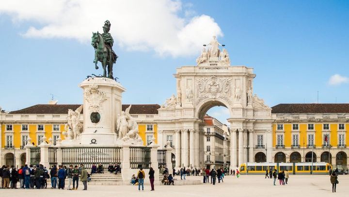 Four Hours from Belém to the Downtown Squares, Walking and Minivan