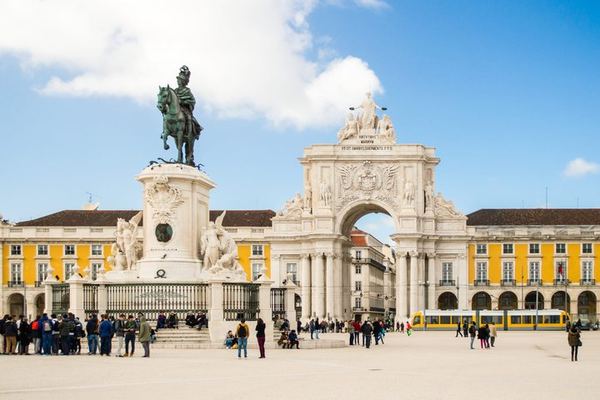 Four Hours from Belém to the Downtown Squares, Walking and Minivan