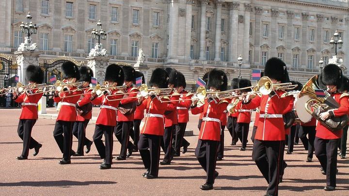 London Sightseeing with Changing of the Guard and a Harrods Cream Tea