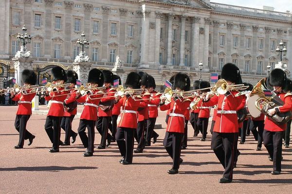 London Sightseeing with Changing of the Guard and a Harrods Cream Tea