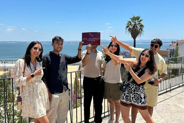 Alfama Guided with Coffee and Pastries In, the Castle on Your Own After