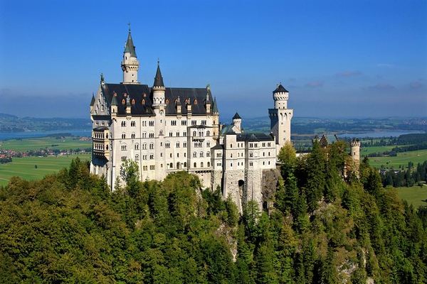 Pay the Guide in Cash, Choose One Castle or Both, and See Oberammergau from the Coach