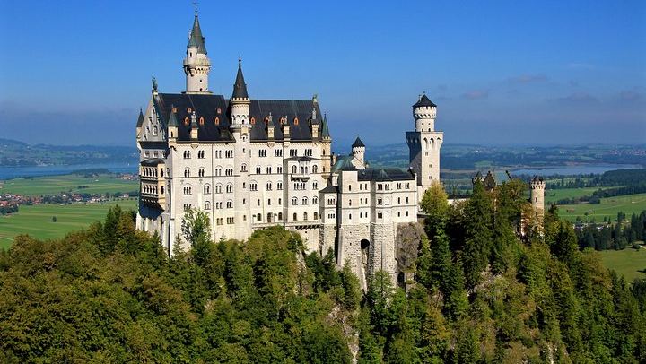 Pay the Guide in Cash, Choose One Castle or Both, and See Oberammergau from the Coach