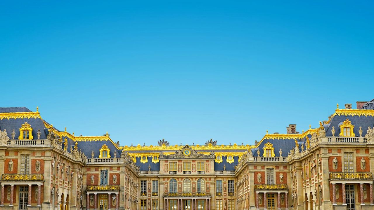Versailles Guided Tour: Hall of Mirrors, Royal Apartments and Gardens
