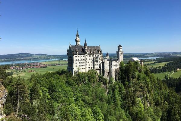 Three Castles in a Day, a Driver and a Guide, and the Plansee on the Way