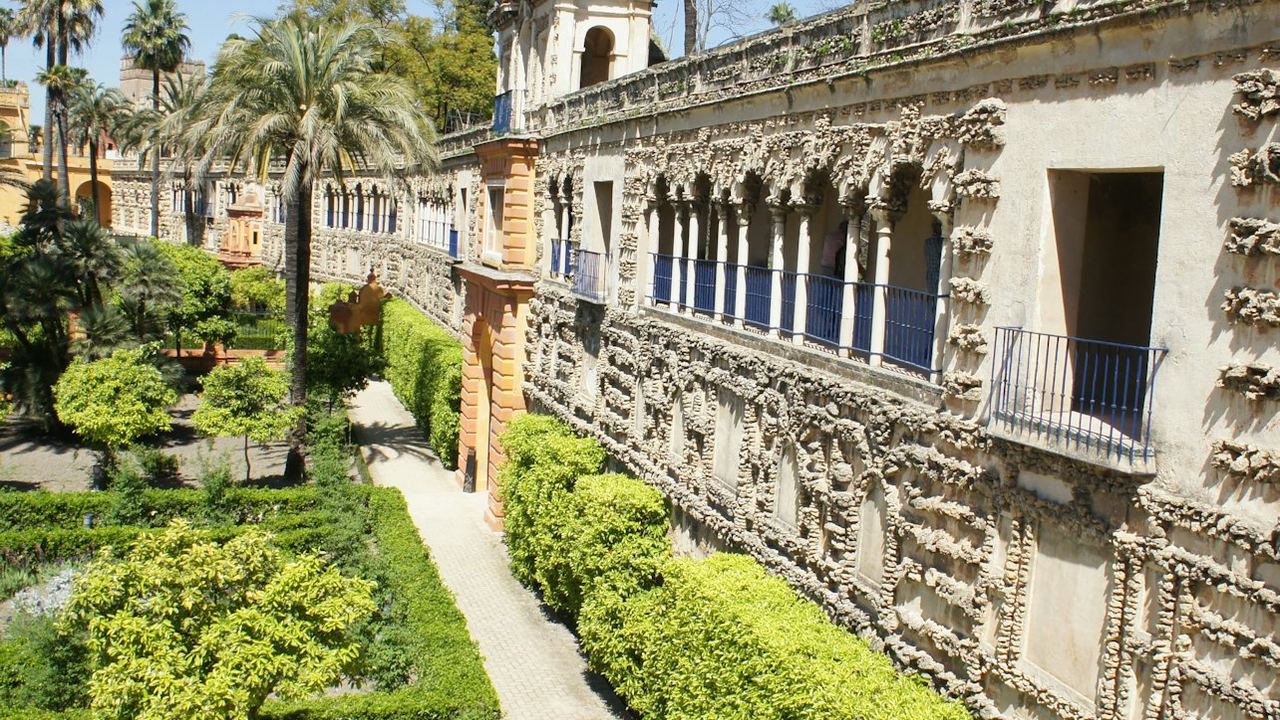 Royal Alcázar Guided Tour: Courtyards, Tilework and Fountains