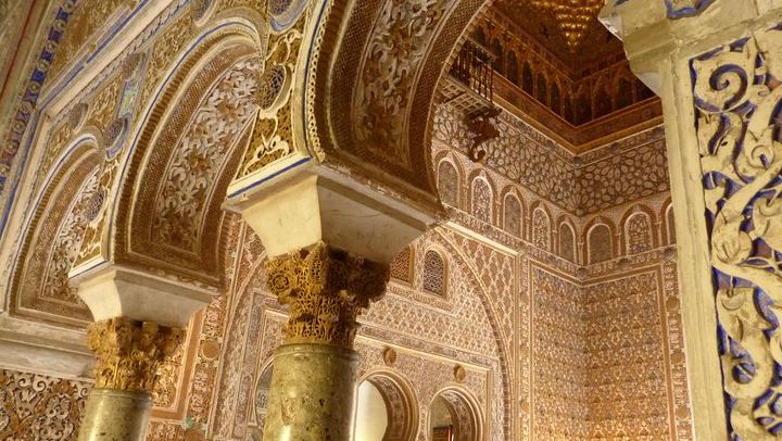 Alcázar of Seville in Ninety Minutes, Nine Guests Instead of Thirty