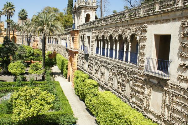 Royal Alcázar Guided Tour: Courtyards, Tilework and Fountains