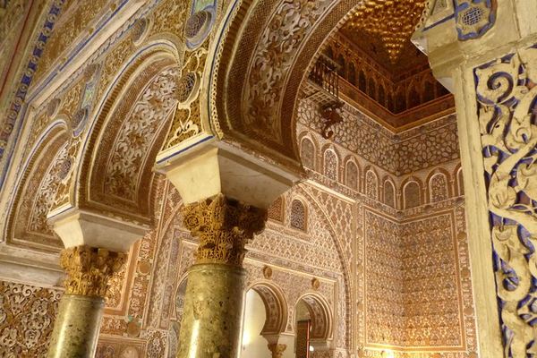 Alcázar of Seville in Ninety Minutes, Nine Guests Instead of Thirty