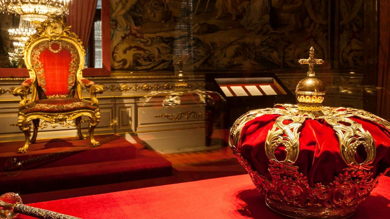 Royal Palace of Madrid Fast Track: Crown Room, Armoury, Galleries
