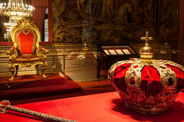 Royal Palace of Madrid Fast Track: Crown Room, Armoury, Galleries