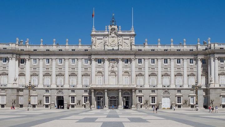 Royal Palace and Prado in One Day, Running from Four People Up