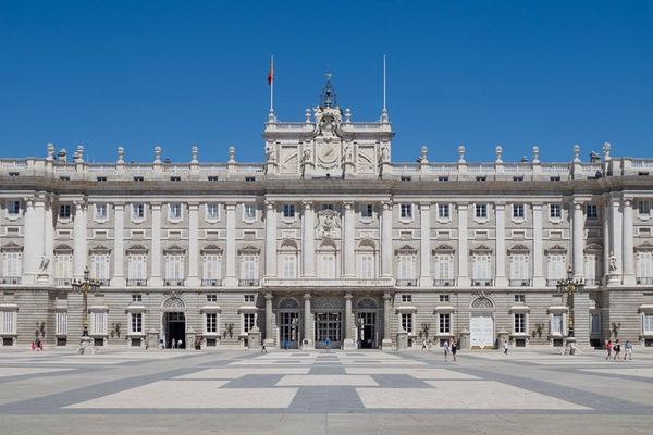 Royal Palace and Prado in One Day, Running from Four People Up