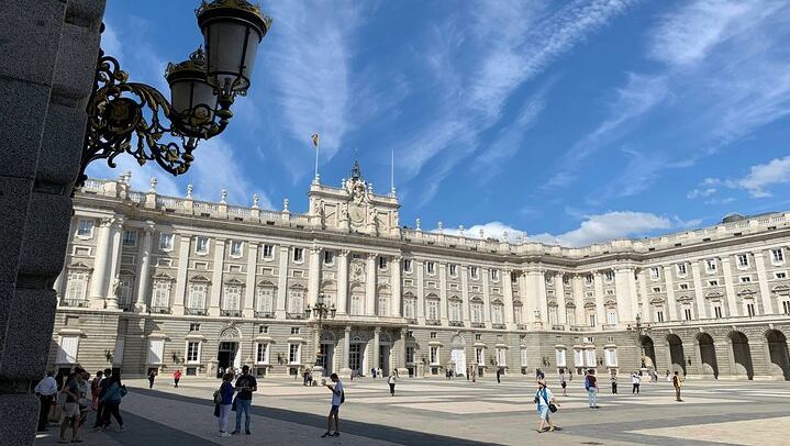 Private Palace and Prado in English, Walking the Old Town Between