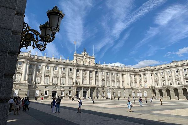 Private Palace and Prado in English, Walking the Old Town Between