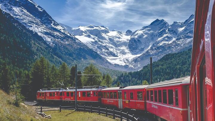 Ten to Twelve People, the 9:38 from Pasing, and a Swim in the Alpsee
