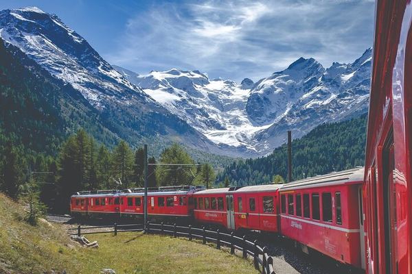Ten to Twelve People, the 9:38 from Pasing, and a Swim in the Alpsee