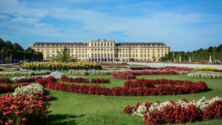 Look for the Green Umbrella at the Ehrenhofbrunnen, First Fountain Right