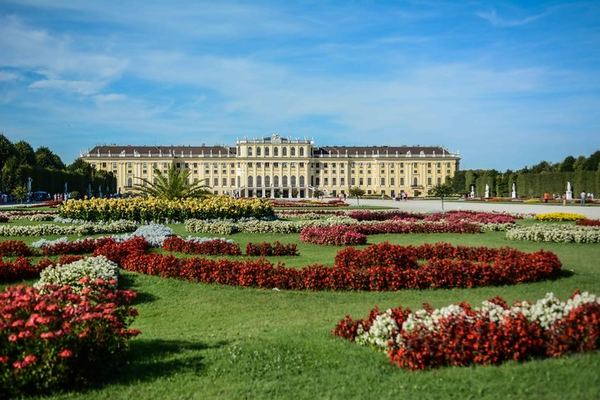 Look for the Green Umbrella at the Ehrenhofbrunnen, First Fountain Right
