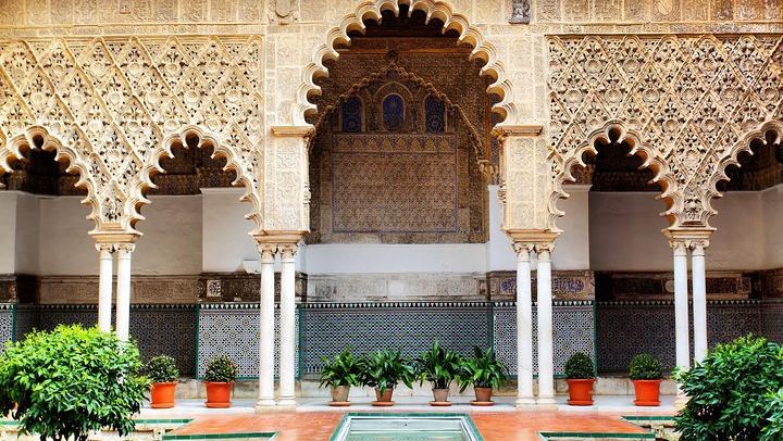Alcázar Small Group Ending at the Baths of María de Padilla