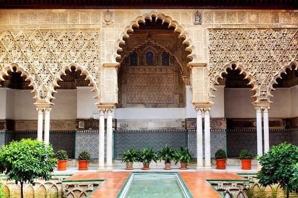 Alcázar Small Group Ending at the Baths of María de Padilla