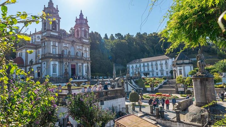Braga and Guimarães Door to Door, with the Santa Bárbara Garden