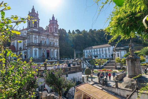 Braga and Guimarães Door to Door, with the Santa Bárbara Garden