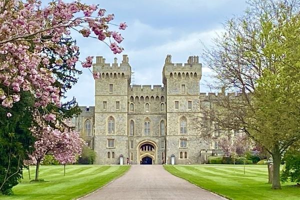 Stonehenge and Windsor with 90 Minutes at the Stone Circle